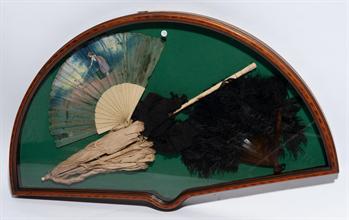 Lotto 284 - Composizione di ventagli e ombrello