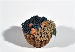 Lotto 27 - Cestino con uva e pesche