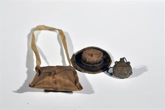 Lotto 36 - Lotto composto da borsa, cappello e borraccia