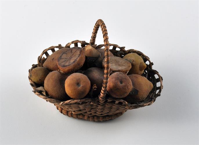 Lotto 92 - Cesto con limoni