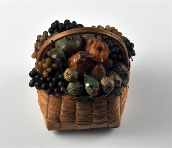Lotto 95 - Cestino con frutta