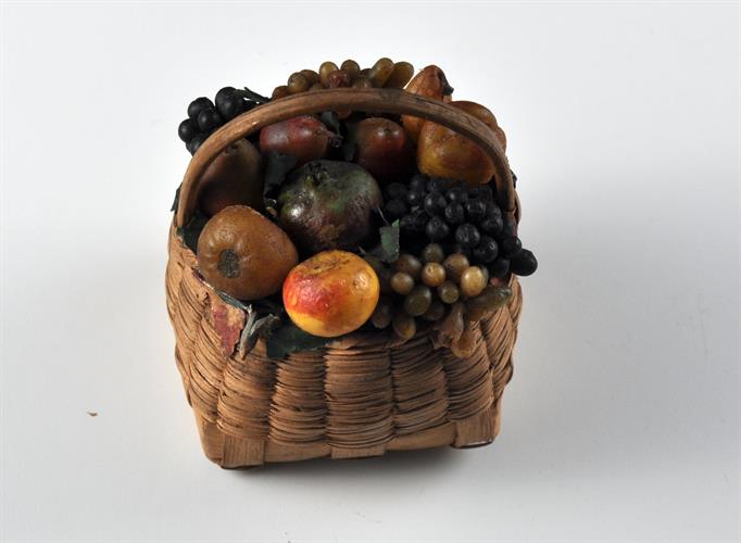 Lotto 97 - Cestino con frutta