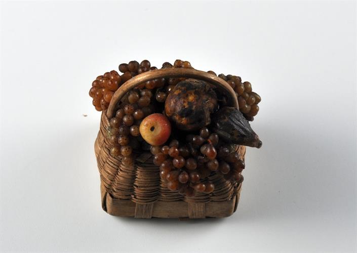 Lotto 99 - Cestino con frutta