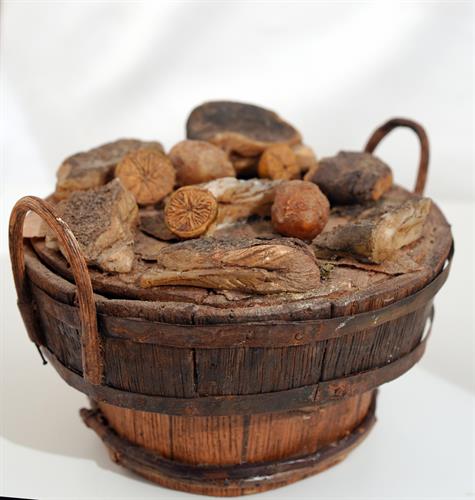 Lotto 140 - Cesto con baccalà e limoni
