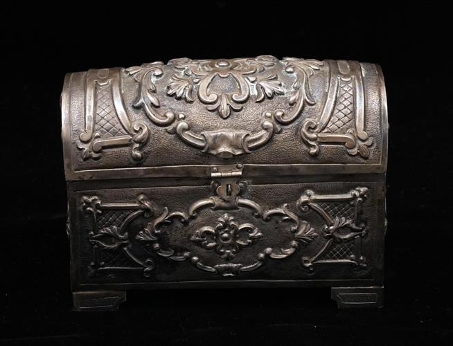 Lotto 72 - Baule in argento