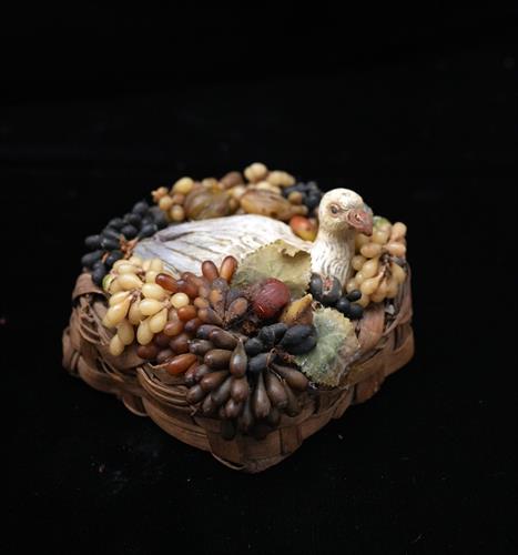 Lotto 84 - Cestino con uva e colomba