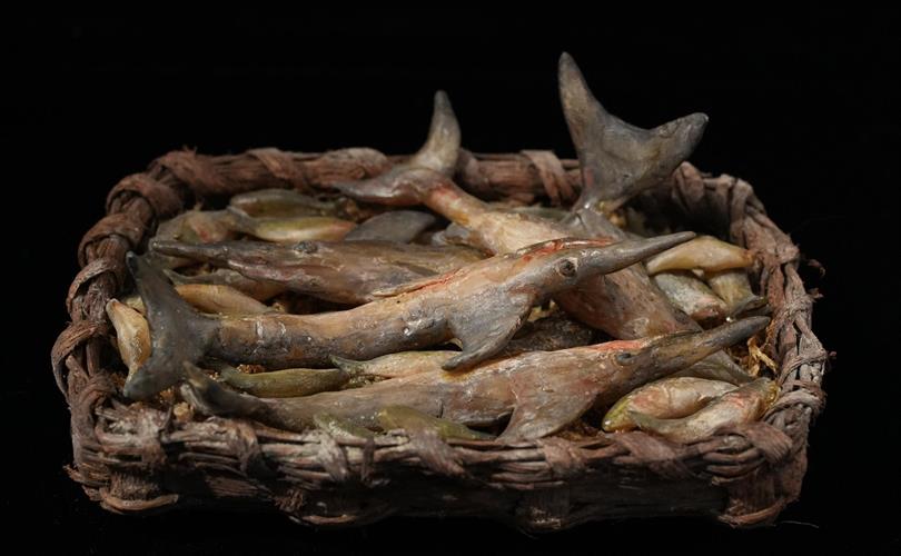 Lotto 207 - Cestino con pesci spada