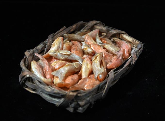 Lotto 208 - Cestino con triglie