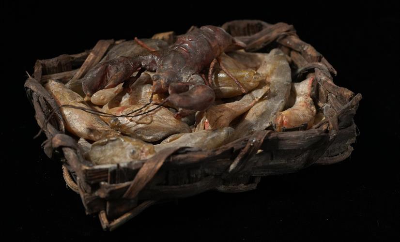 Lotto 210 - Cestino con pesci spada,aragosta