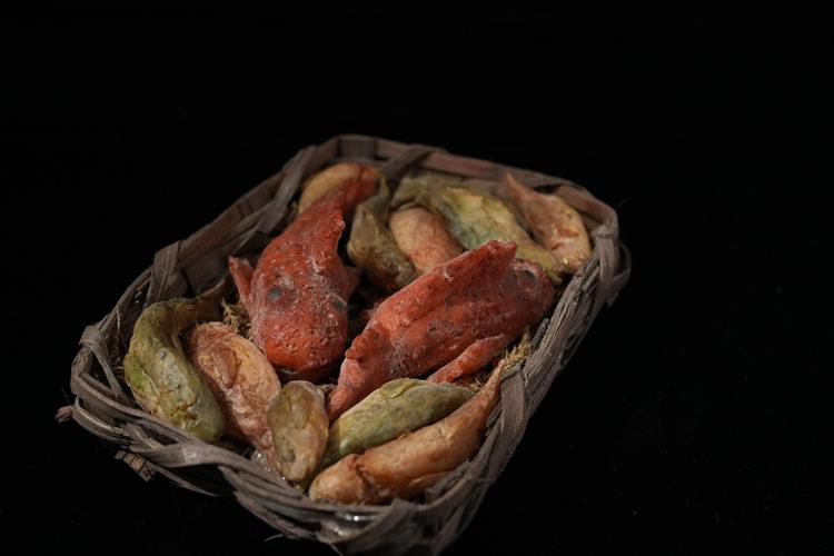 Lotto 213 - Cestino con pesci e scorfani