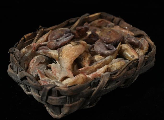 Lotto 214 - Cestino con pesci spada e granchi