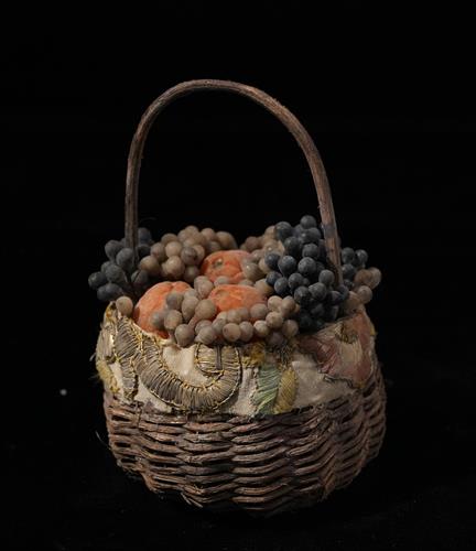 Lotto 245 - Cestino con uva e arance