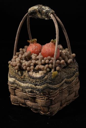 Lotto 266 - Cestino con uva e melograno